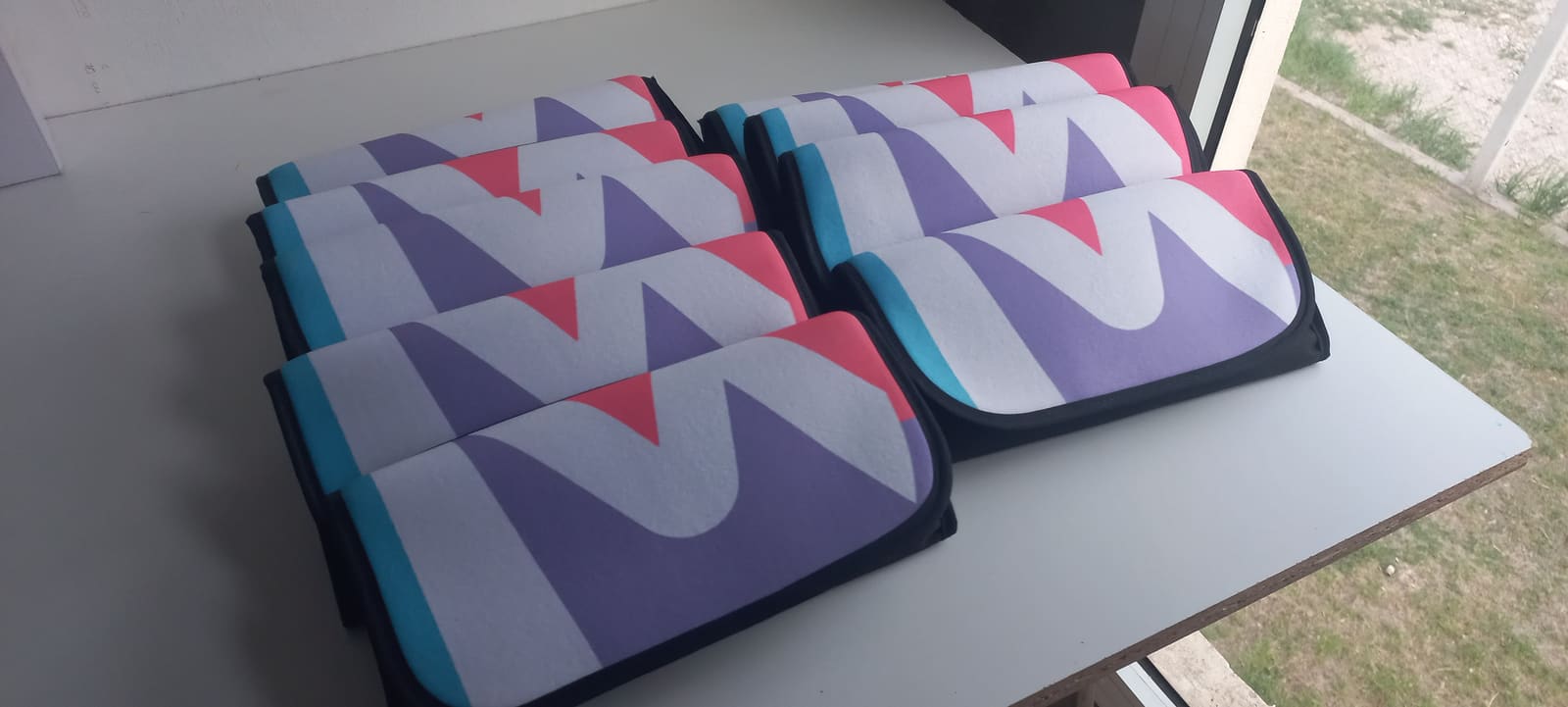 Estuches sublimados con diseño geométrico