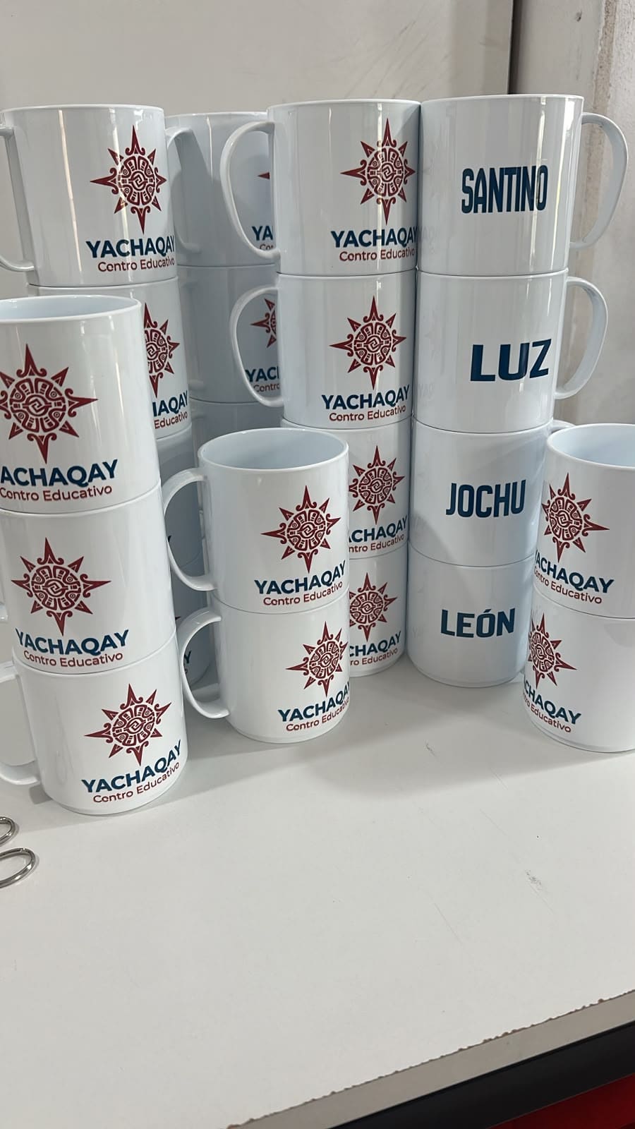 Tazas personalizadas con nombres para centro educativo